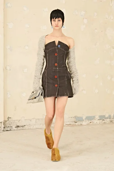 Look 16
